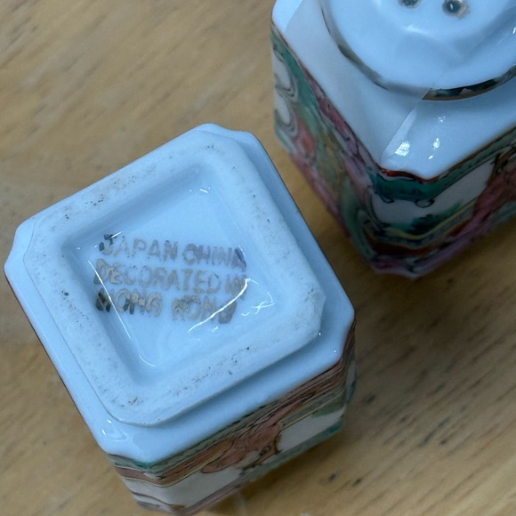 Rose Medallion Salt Pepper Shakers - Picture 2 of 3